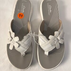 Clarks Cloudsteppers White Soft Sandals Textured Sole and Floral Design 10, New